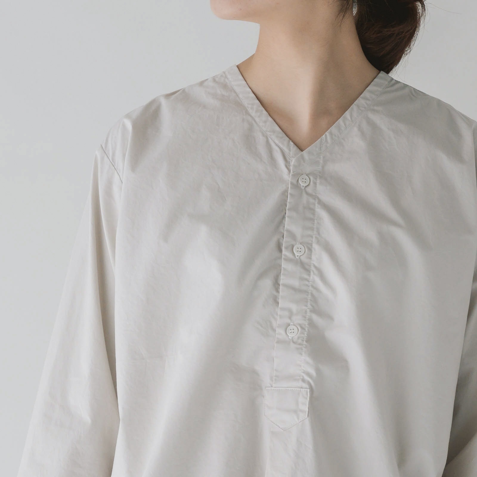 ARTE POVERA _ タイプライター _ Vネックノーカラーシャツ _ ホワイト