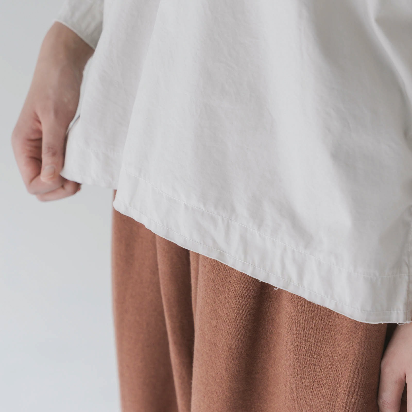 ARTE POVERA _ タイプライター _ Vネックノーカラーシャツ _ ホワイト