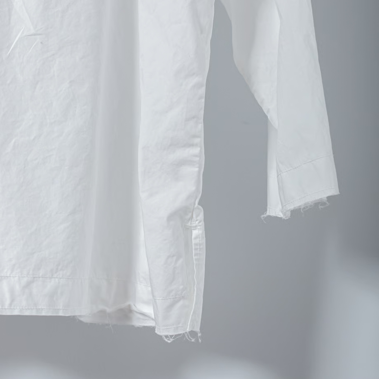 ARTE POVERA _ タイプライター _ Vネックノーカラーシャツ _ ホワイト