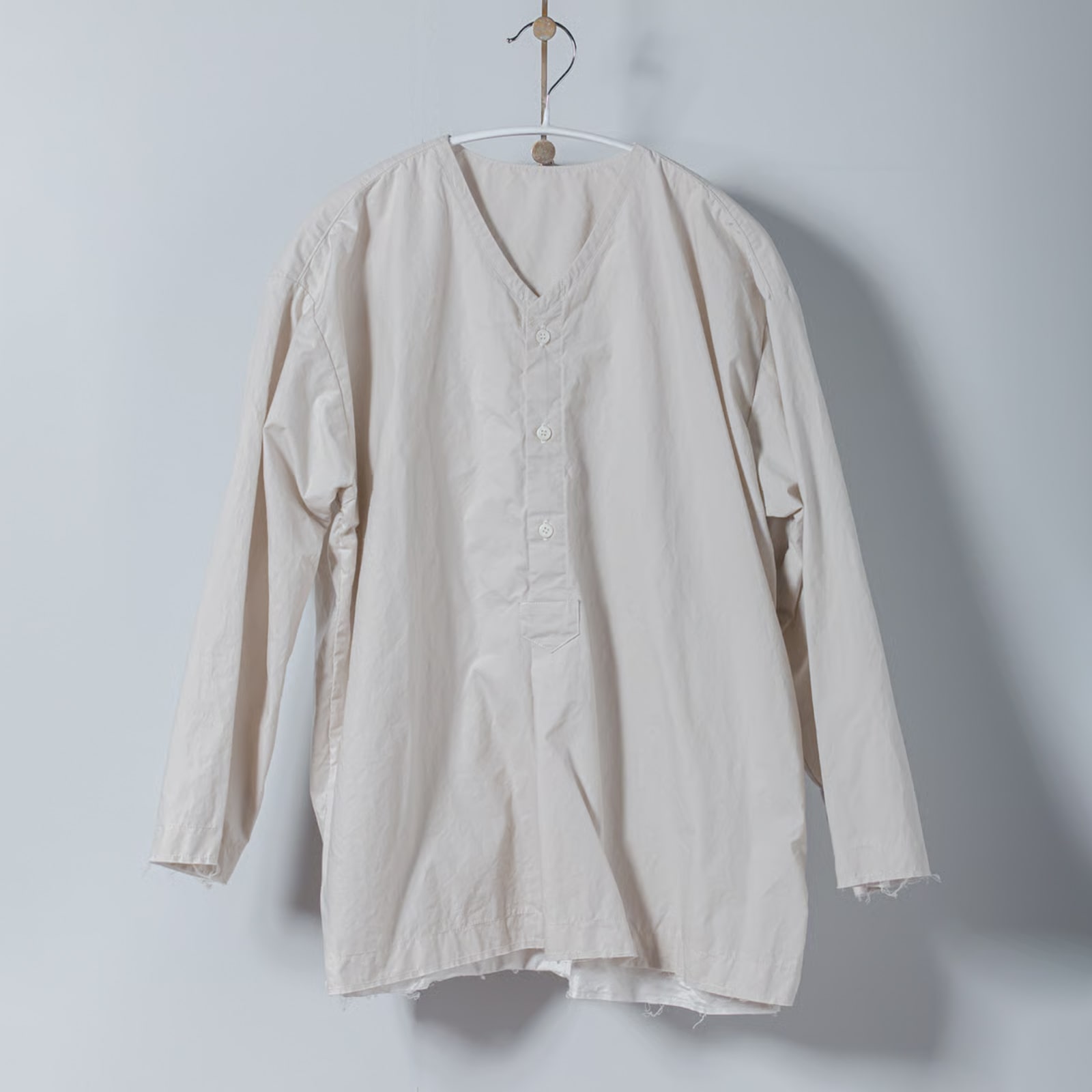 タイプライター _ Vネックノーカラーシャツ _ ライトグレー