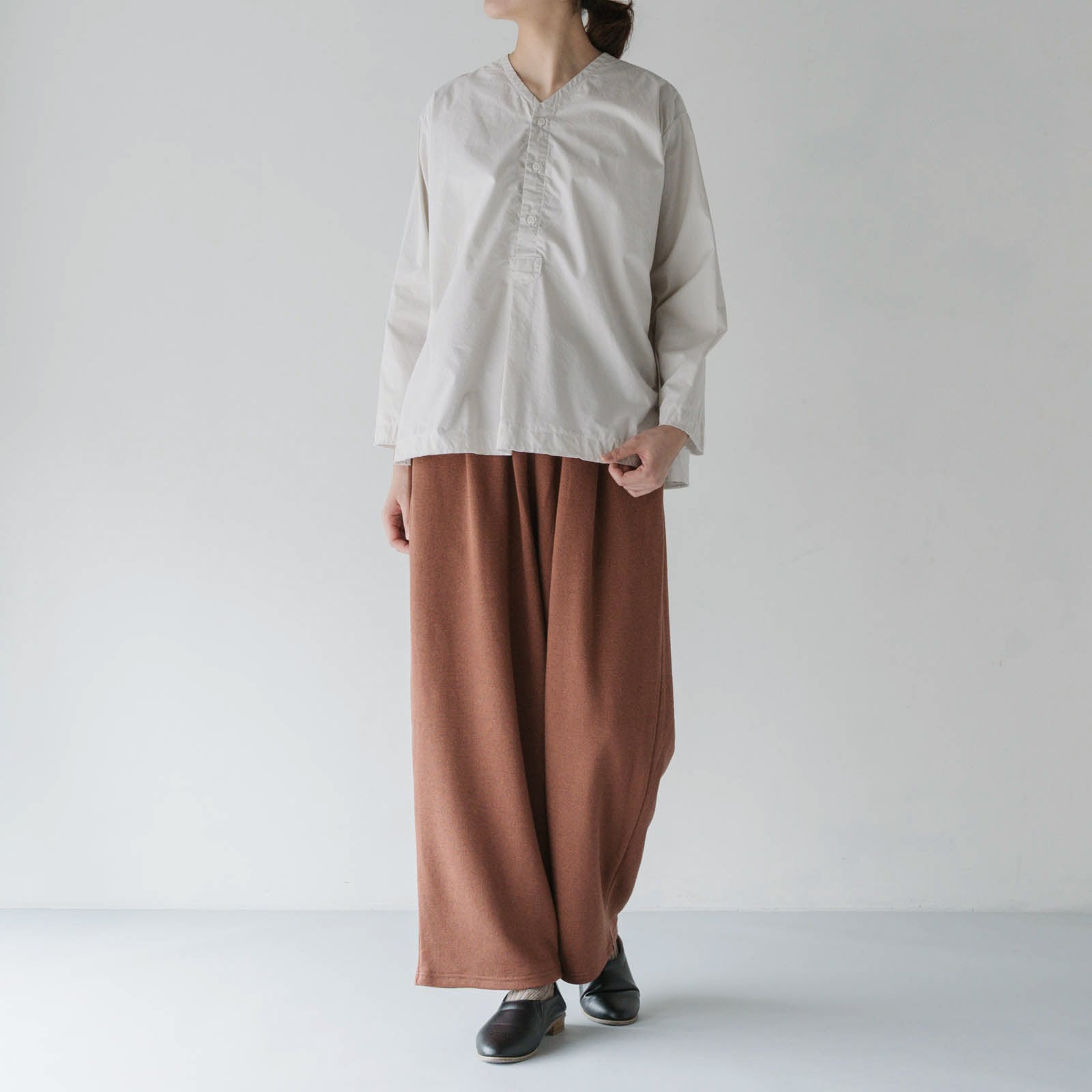 タイプライター _ Vネックノーカラーシャツ _ ライトグレー