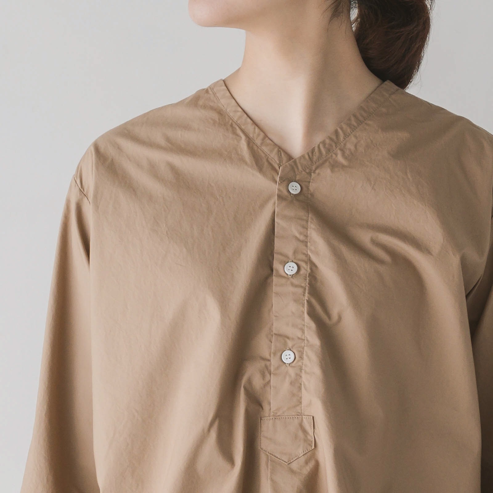 タイプライター _ Vネックノーカラーシャツ _ ライトグレー