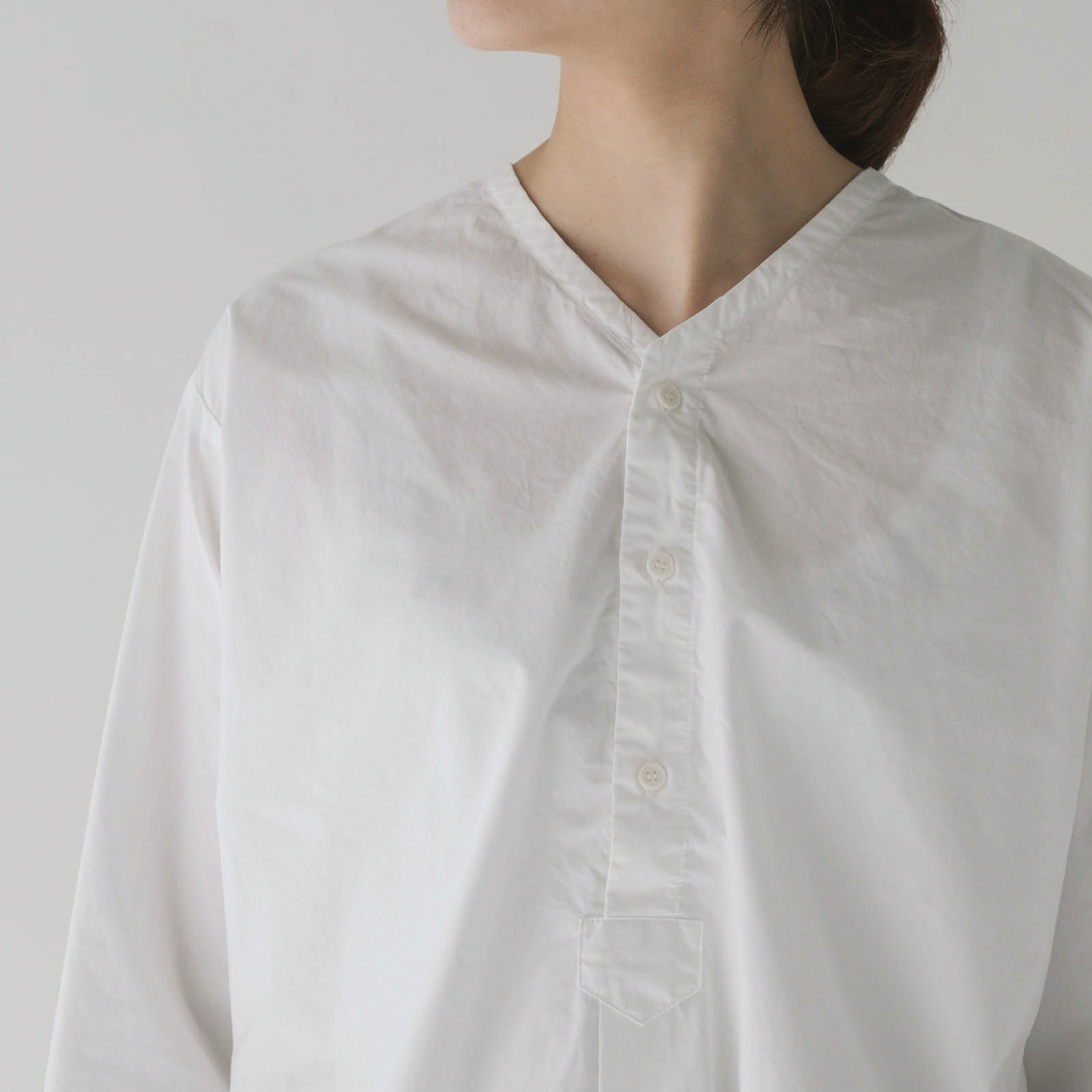 タイプライター _ Vネックノーカラーシャツ _ ライトグレー