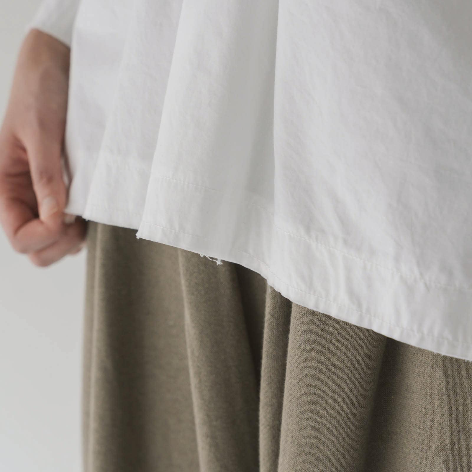 タイプライター _ Vネックノーカラーシャツ _ ライトグレー