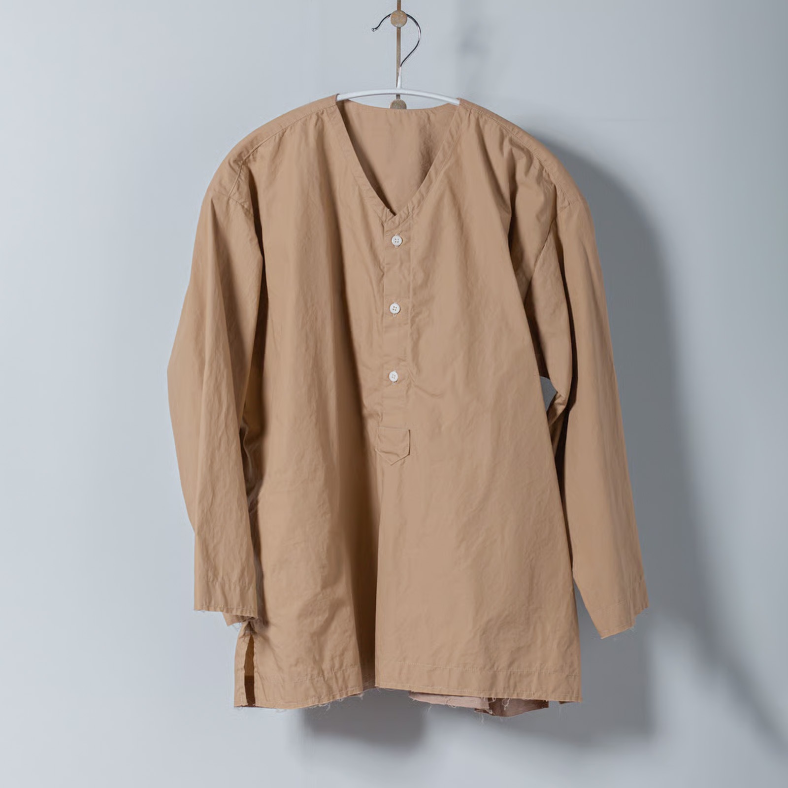 ARTE POVERA _ タイプライター _ Vネックノーカラーシャツ _ テラコッタベージュ
