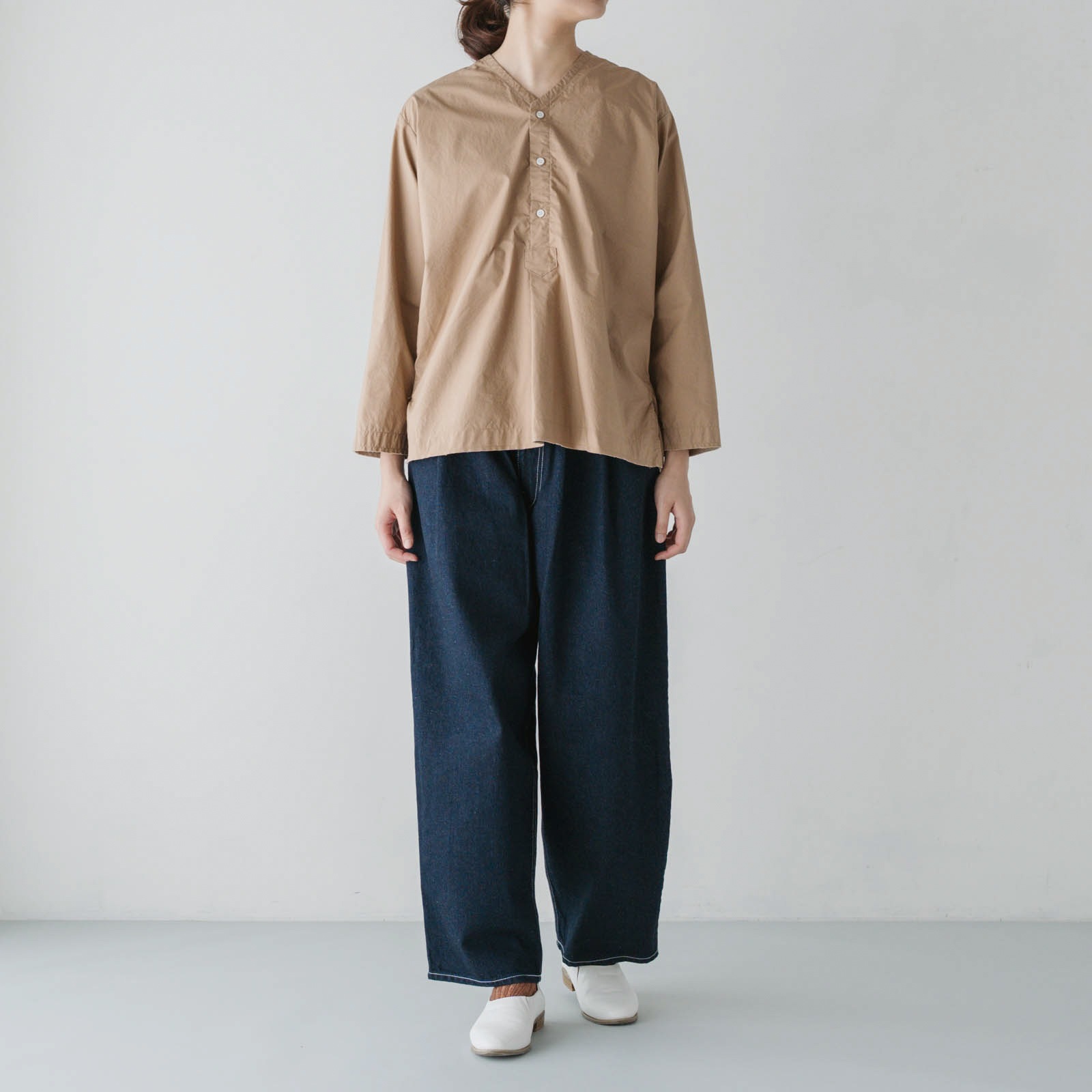 ARTE POVERA _ タイプライター _ Vネックノーカラーシャツ _ テラコッタベージュ