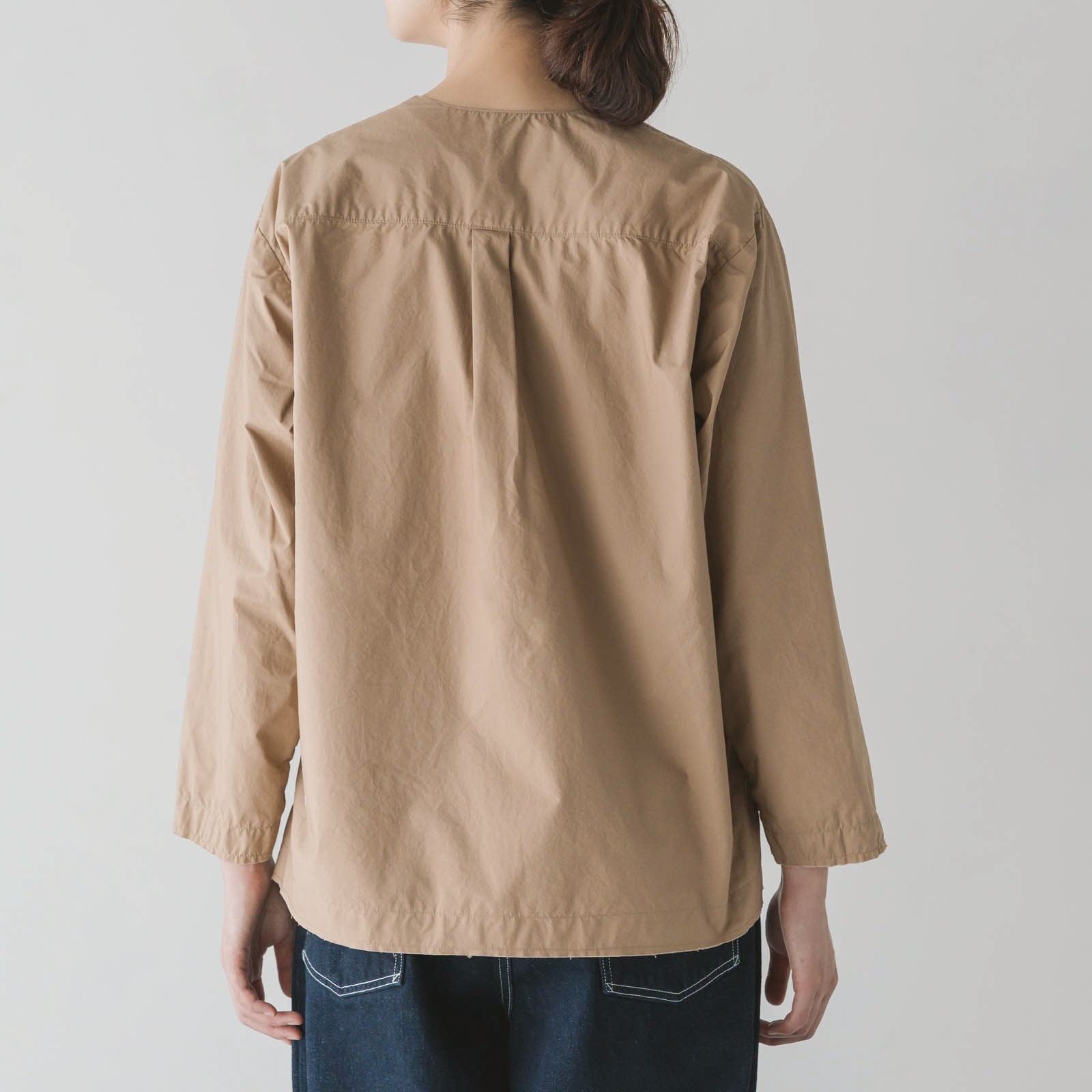 ARTE POVERA _ タイプライター _ Vネックノーカラーシャツ _ テラコッタベージュ