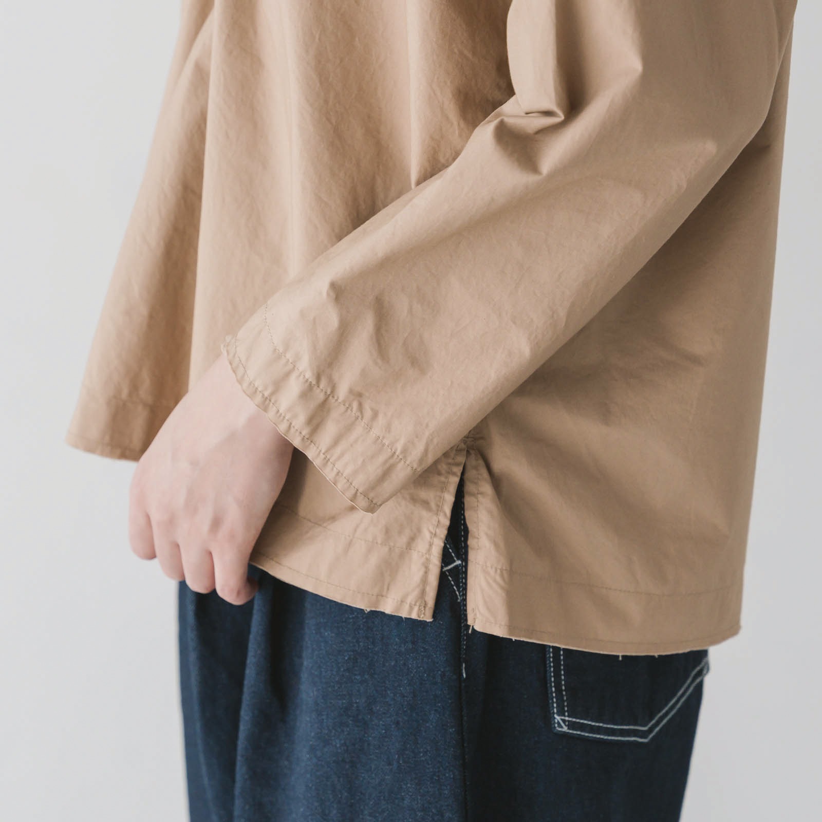 ARTE POVERA _ タイプライター _ Vネックノーカラーシャツ _ テラコッタベージュ