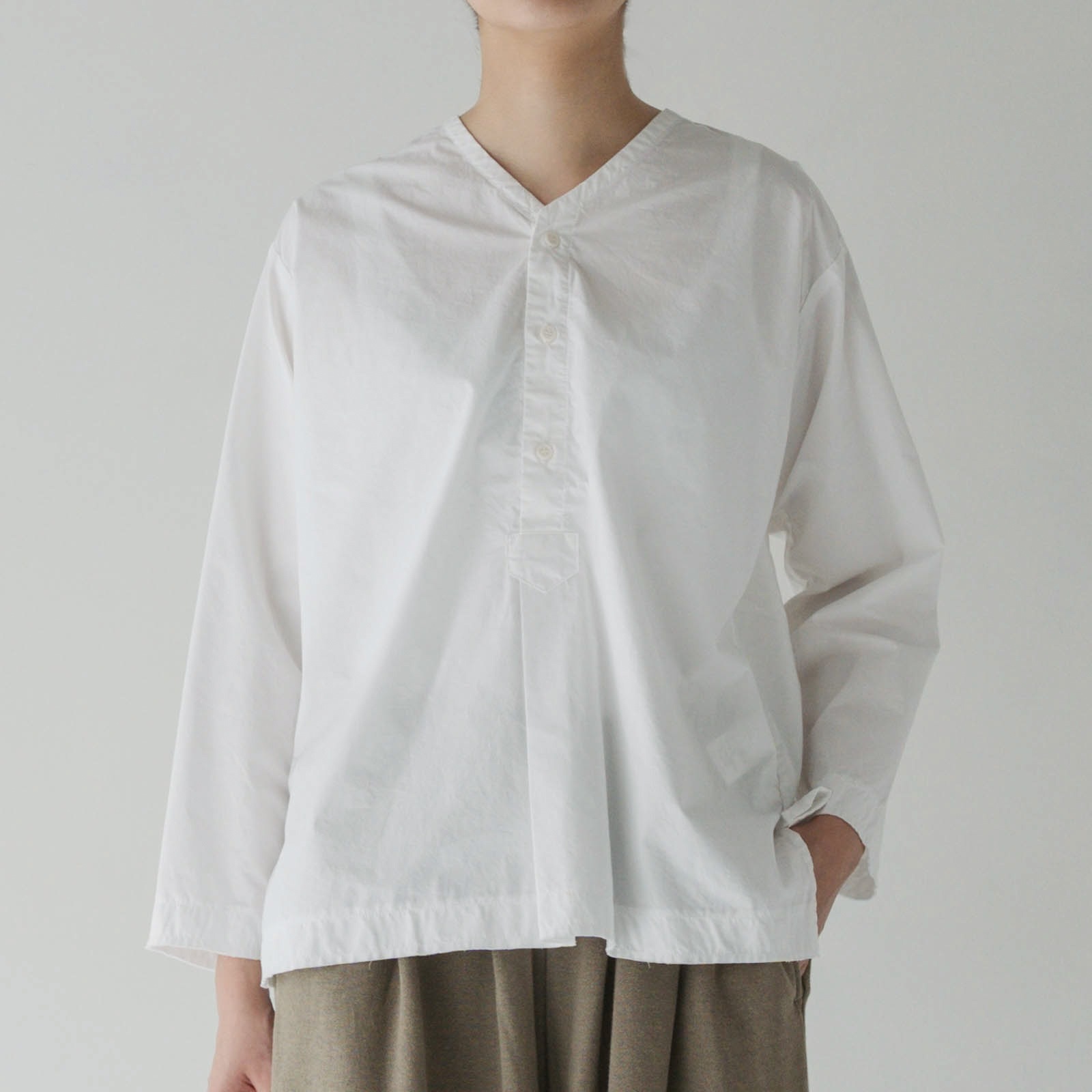 ARTE POVERA _ タイプライター _ Vネックノーカラーシャツ _ テラコッタベージュ