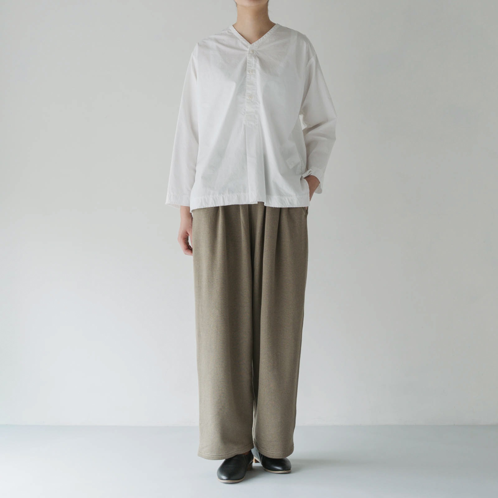 ARTE POVERA _ タイプライター _ Vネックノーカラーシャツ _ テラコッタベージュ
