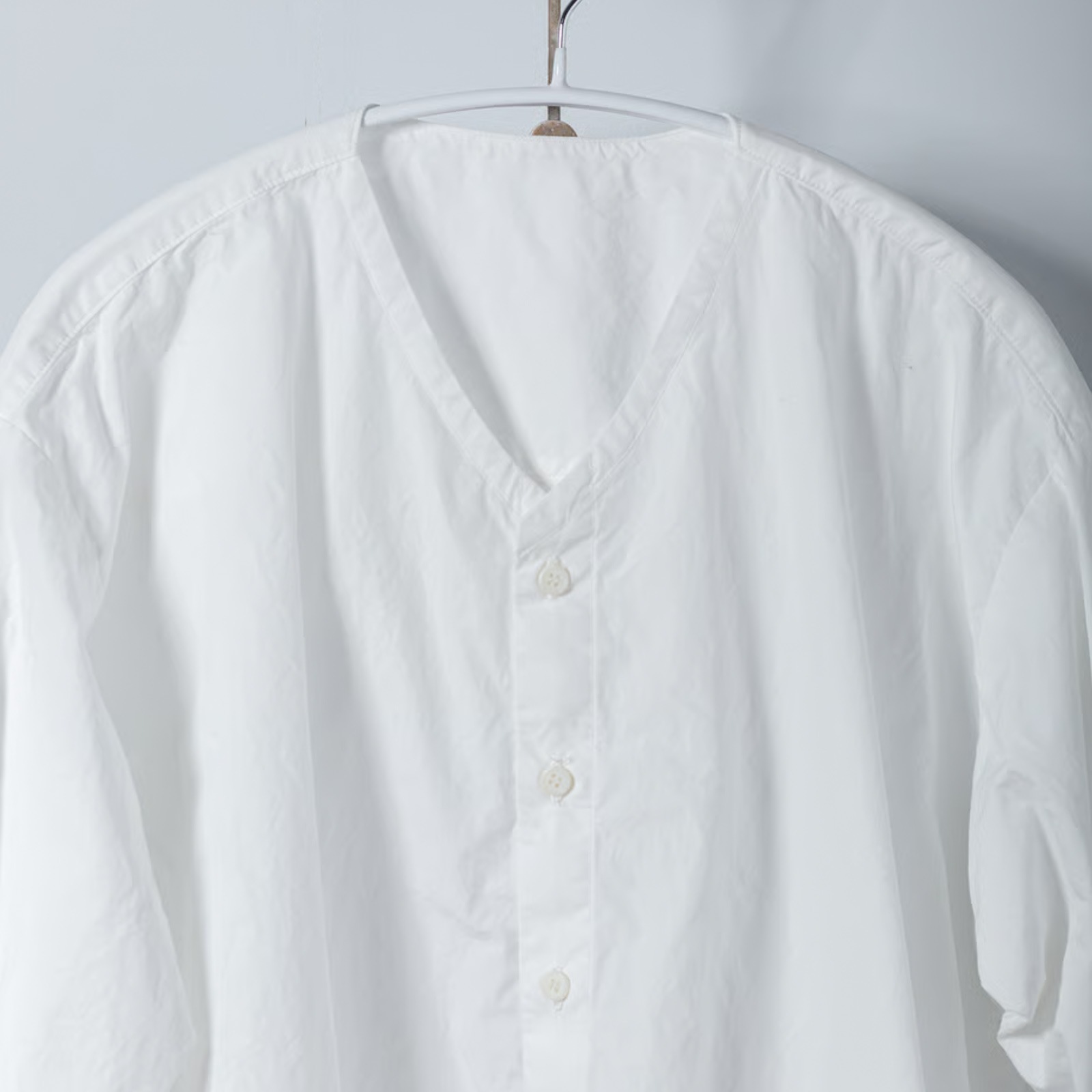 ARTE POVERA _ タイプライター _ Vネックノーカラーシャツ _ テラコッタベージュ