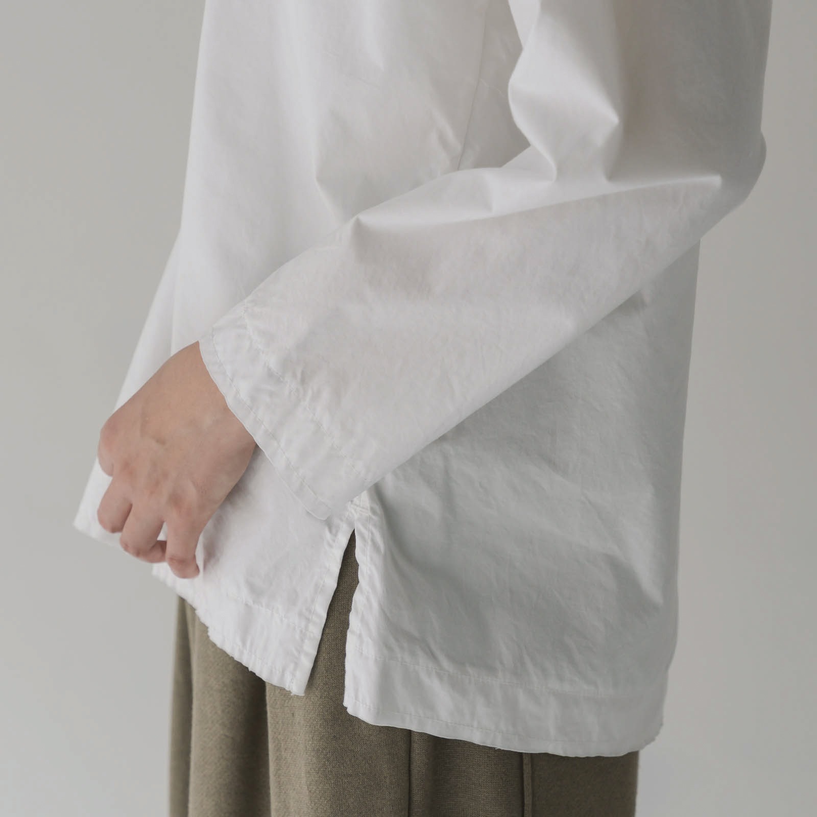 ARTE POVERA _ タイプライター _ Vネックノーカラーシャツ _ テラコッタベージュ