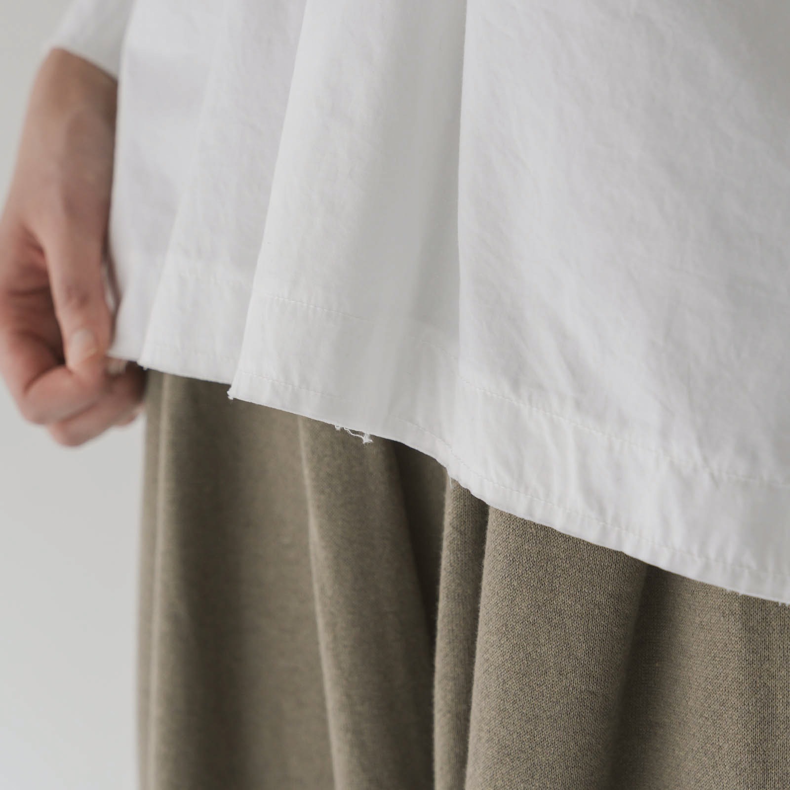 ARTE POVERA _ タイプライター _ Vネックノーカラーシャツ _ テラコッタベージュ