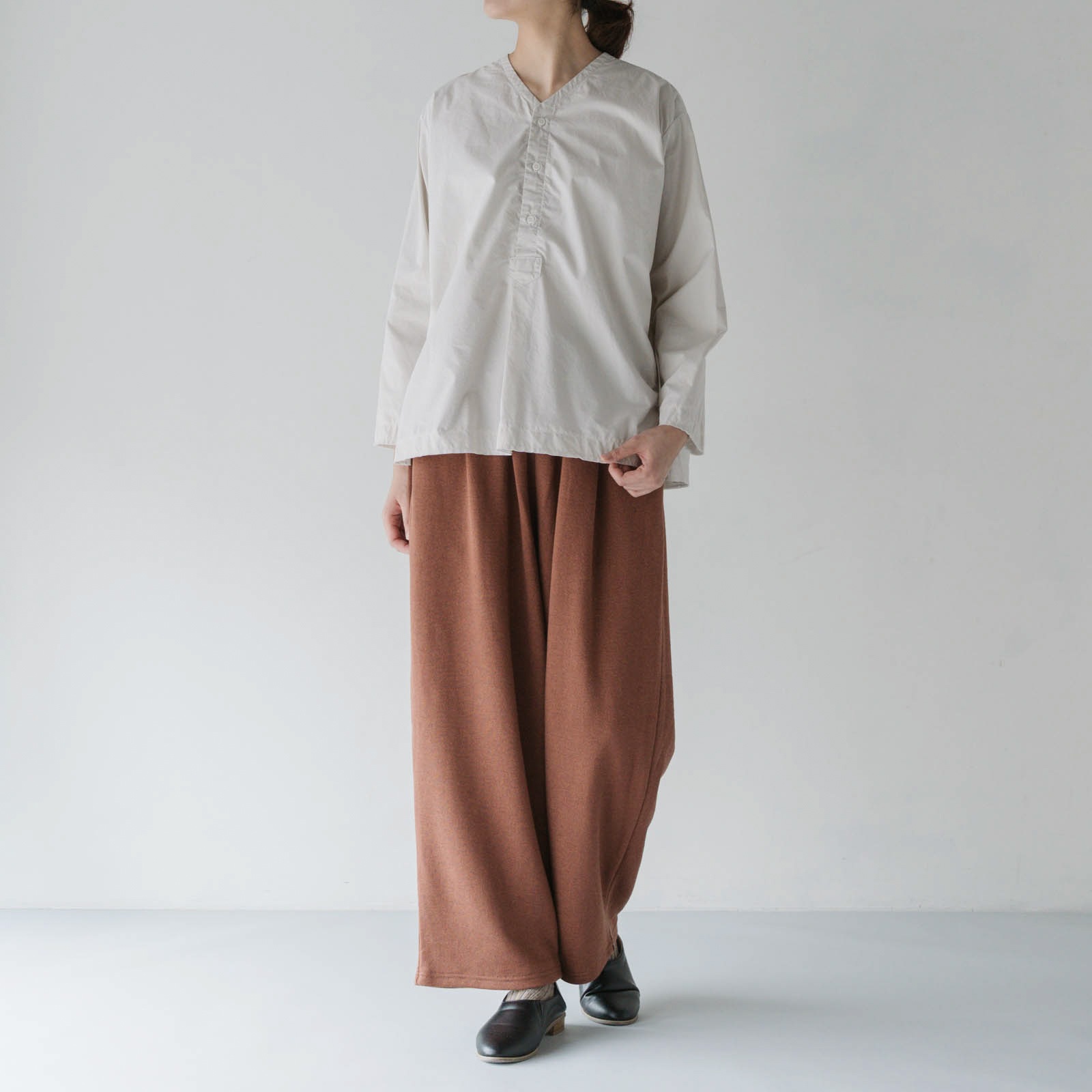 ARTE POVERA _ タイプライター _ Vネックノーカラーシャツ _ テラコッタベージュ