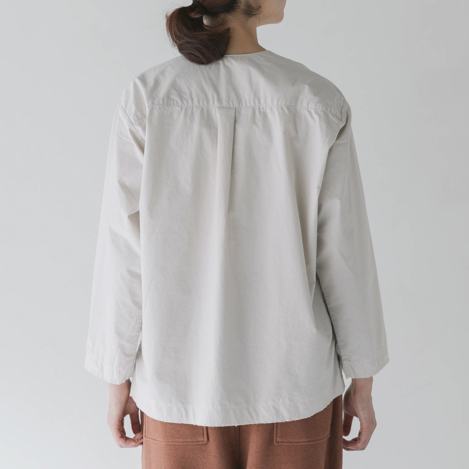 ARTE POVERA _ タイプライター _ Vネックノーカラーシャツ _ テラコッタベージュ