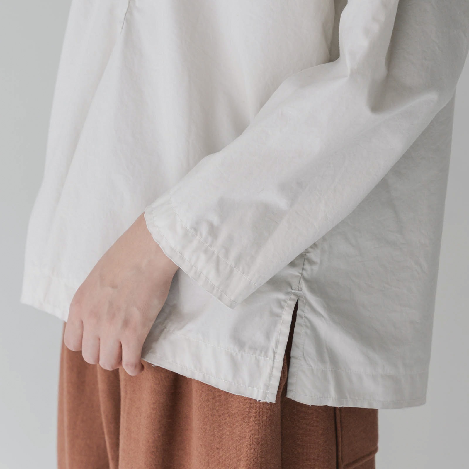 ARTE POVERA _ タイプライター _ Vネックノーカラーシャツ _ テラコッタベージュ
