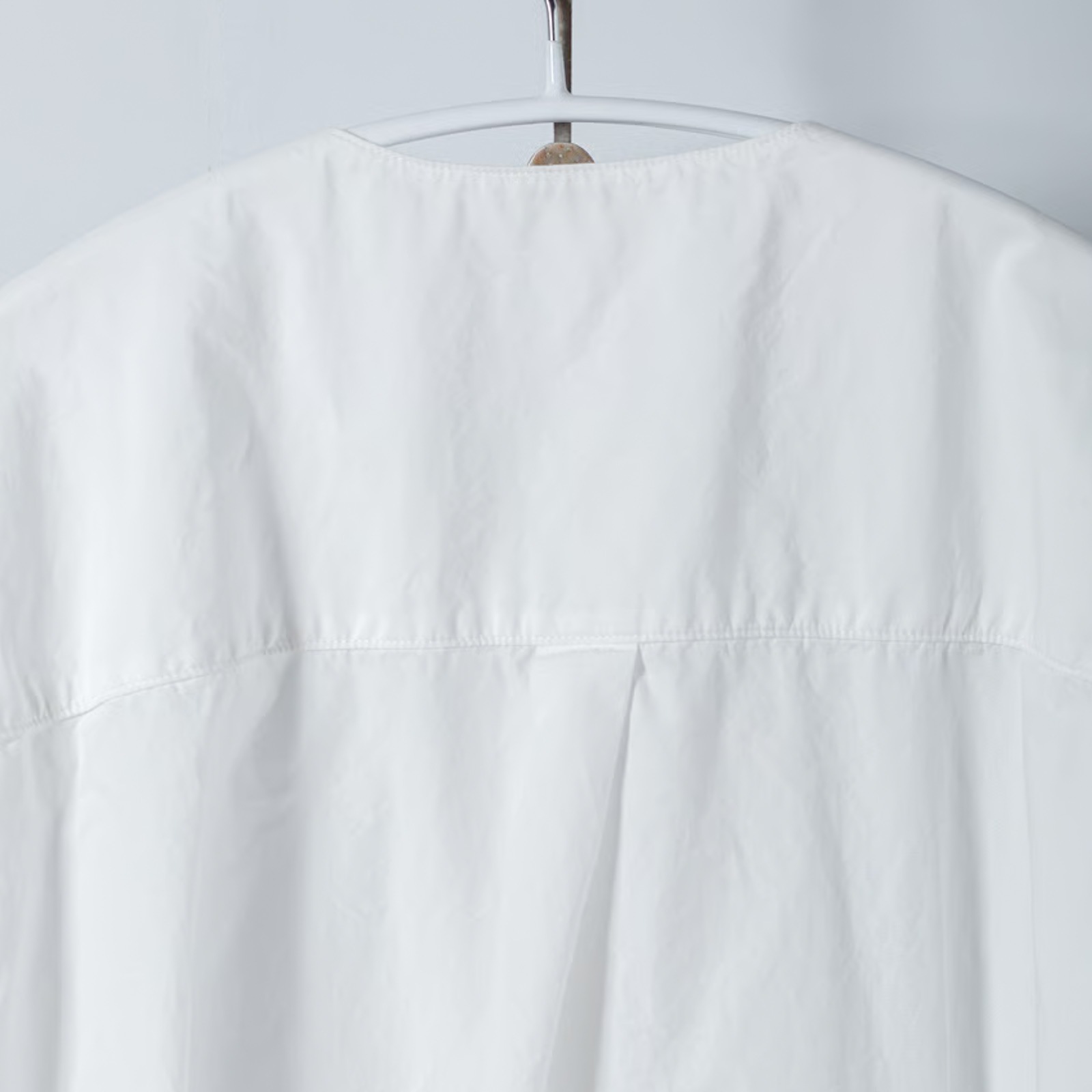 ARTE POVERA _ タイプライター _ Vネックノーカラーシャツ _ テラコッタベージュ