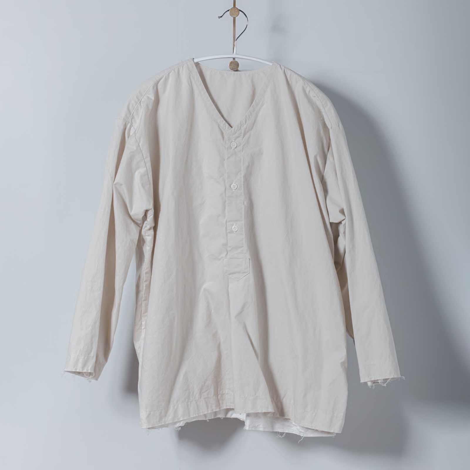 ARTE POVERA _ タイプライター _ Vネックノーカラーシャツ _ テラコッタベージュ