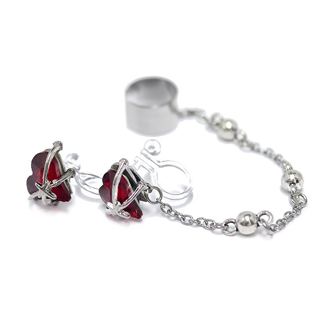 キラキラハートのチェーンイヤリング【赤/両耳】/ kuro_kawaE (クロ