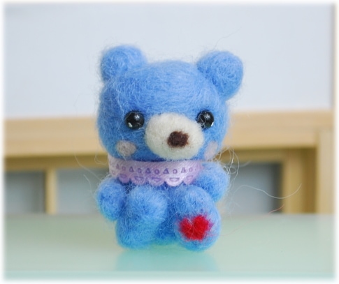 【ハンドメイド】　羊毛フェルトぬいぐるみマスコット 　 ☆おすわりくま　ブルー　　/h260ｆ01まるしぇらぱん　