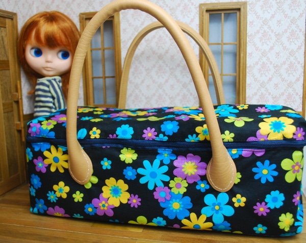お人形とおでかけバッグ（大）　黒地ポップフラワー　/　ブライスドールサイズ　　【まるしぇらぱん】　　ｈ260111-1