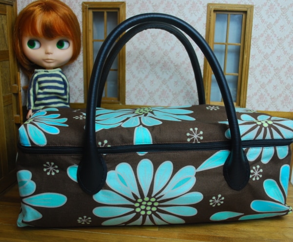 お人形とおでかけバッグ（大）　ビッグフラワー（茶）　/　ブライスドールサイズ　　【まるしぇらぱん】　　ｈ260111-3