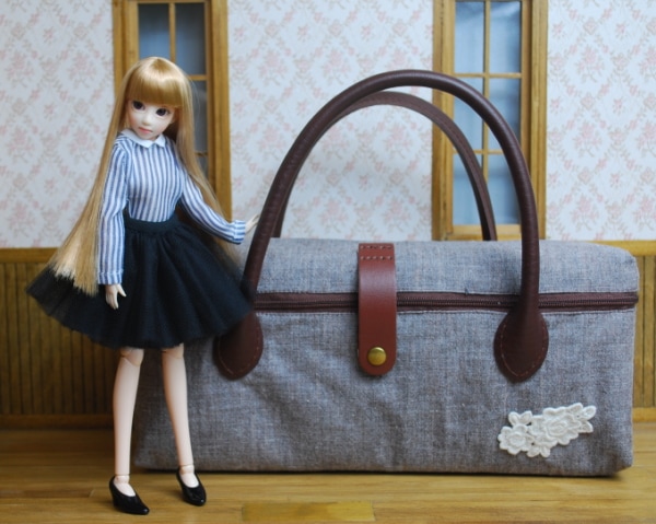 お人形とおでかけバッグお人形とおでかけバッグ・23cmドールサイズ　薄茶無地　　【まるしぇらぱん】　　ｈ260111-4
