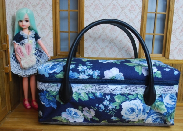 お人形とおでかけバッグお人形とおでかけバッグ・23cmドールサイズ　紺花柄　　【まるしぇらぱん】　　ｈ260111-5