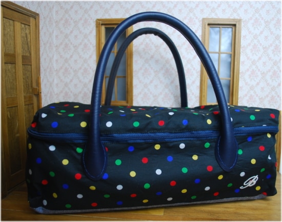 お人形とおでかけバッグ（大）　黒ランダムカラードット/　ブライスドールサイズ　　【まるしぇらぱん】　　ｈ2704-B01