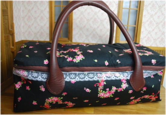 お人形とおでかけバッグ（大）　黒地ハート花柄/　ブライスドールサイズ　　【まるしぇらぱん】　　ｈ2704-B02