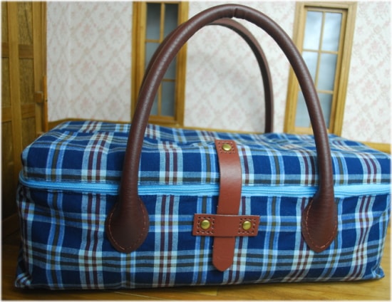 お人形とおでかけバッグ（大）　ブルーチェック　/　ブライスドールサイズ　　【まるしぇらぱん】　　ｈ2704-B03