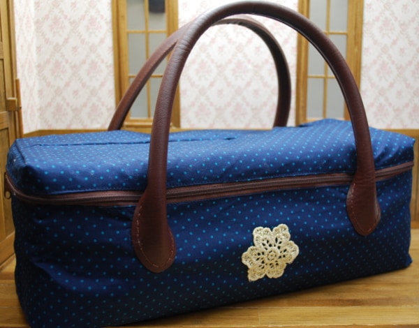 お人形とおでかけバッグ　しっかり持ち手タイプ　（大）　紺×ブルーミニドット　/　ブライスドールサイズ　　【まるしぇらぱん】　　H281-ma3