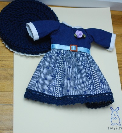 【ハンドメイド】【まるしぇらぱん】　でこニキ・ミディブライスサイズ 長袖ワンピースセット　紺 H2909ｍ004
