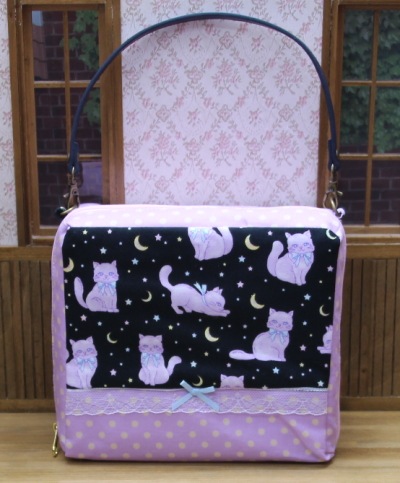 【ハンドメイド】　お人形とおでかけバッグ　ミニドールサイズ　取手取り外し可　　ピンクキャット　【まるしぇらぱん・ハンドメイド】　　H2909mb-4