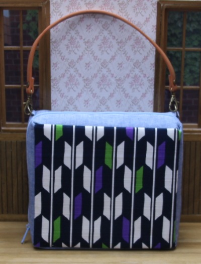 （売切）　【ハンドメイド】　お人形とおでかけバッグ　ミニドールサイズ　取手取り外し可　　矢絣　【まるしぇらぱん・ハンドメイド】　　H2909mb5