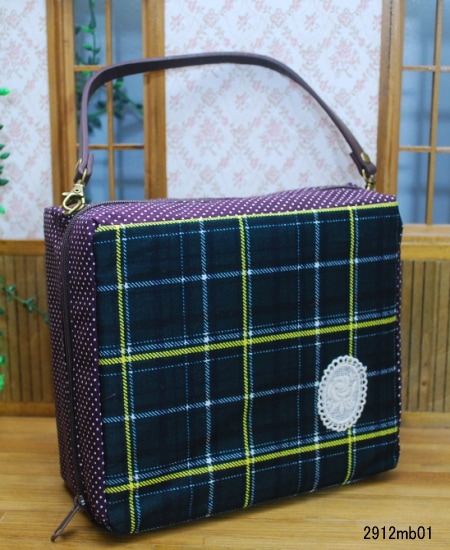 （売切）　【ハンドメイド】　お人形とおでかけバッグ　ミニドールサイズ　取手取り外し可　グリーンチェック×パープルドット　（2912ｍｂ01）　【まるしぇらぱん・ハンドメイド】