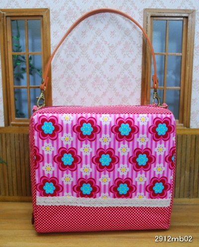 【ハンドメイド】　お人形とおでかけバッグ　ミニドールサイズ　取手取り外し可　レトロポップフラワー（ピンク）　（2912ｍｂ02）　【まるしぇらぱん・ハンドメイド】