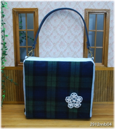 【ハンドメイド】　お人形とおでかけバッグ　ミニドールサイズ　取手取り外し可　深グリーンチェック×薄ブルー　（2912ｍｂ04）　【まるしぇらぱん・ハンドメイド】