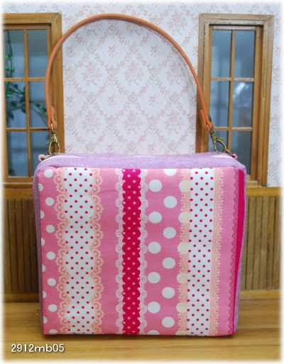 【ハンドメイド】　お人形とおでかけバッグ　ミニドールサイズ　取手取り外し可　ドットレース　（ピンク）　（2912ｍｂ05）　【まるしぇらぱん・ハンドメイド】