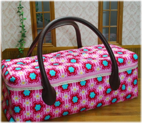 （売切）　【ハンドメイド】　お人形とおでかけバッグ　しっかり持ち手タイプ　（大）　レトロポップフラワー（ピンク）　/　ブライスドールサイズ　（2912ｍBL002)　【まるしぇらぱん】