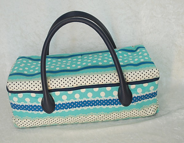 （売り切れました）　　【ハンドメイド】　お人形とおでかけバッグ　しっかり持ち手タイプ　（大）　ドットレース（ブルー・グリーン）　/　ブライスドールサイズ　（2912ｍBL003)　【まるしぇらぱん】