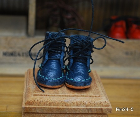 【ハンドメイド/Rose-mic】 　編み上げブーツ　　紺　（紐：黒）　　【オビツ24ｃｍボディサイズ】　/Rm24-5