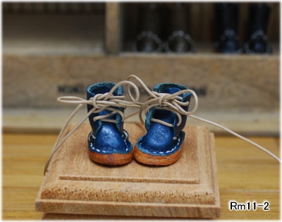 【ハンドメイド/Rose-mic】 　編み上げブーツ　紺　（紐：ベージュ）　　【オビツ11cmボディサイズ】　/Rm11-2