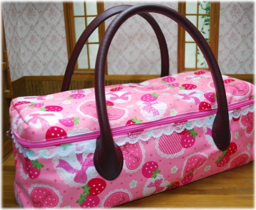 【ハンドメイド】　お人形とおでかけバッグ　しっかり持ち手タイプ　（大）　ピンクいちごハード　/　ブライスドールサイズ　（3008BL01)　【まるしぇらぱん】