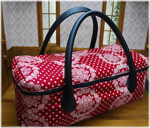 【ハンドメイド】　お人形とおでかけバッグ　しっかり持ち手タイプ　（大）　赤ドット黒持ち手　/　ブライスドールサイズ　（3008BL02)　【まるしぇらぱん】