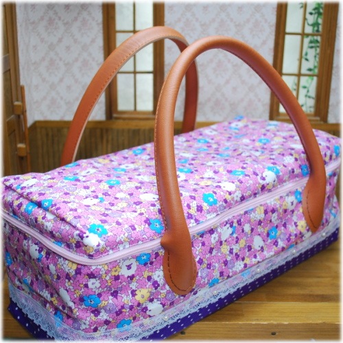 【ハンドメイド】　お人形とおでかけバッグ　しっかり持ち手タイプ　（大）　パープルドット×小花柄　/　ブライスドールサイズ　（3008BL03)　【まるしぇらぱん】