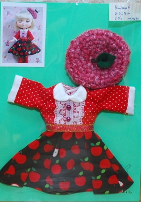 【ハンドメイド/まるしぇらぱん】 　リンゴワンピースセット　りんご帽子付き　（ドット)　　【BonbonC/でこニキミディ/20cmドールサイズ】　ma0820-2