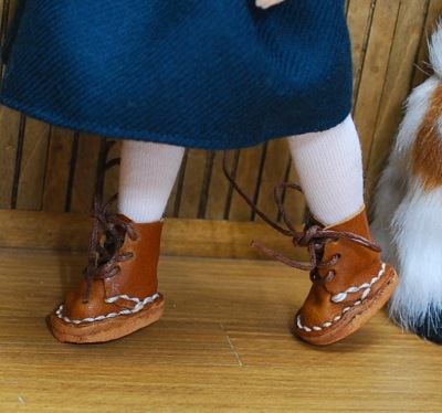 BonbonCドールにも着用できました。こちらのドールはヒール足なので
つま先立ちのような感じになります。
