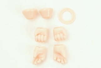 平手、持ち手、握り手の三種の手首パーツが付属します。