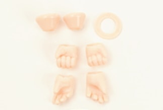 平手、持ち手、握り手の三種の手首パーツが付属します。